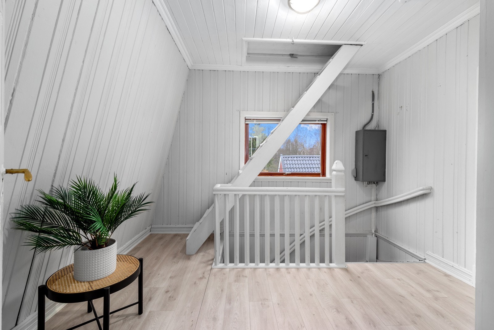 Trappegang i andre etasje. Her er også trappen som fører til loftet. Galleribilde