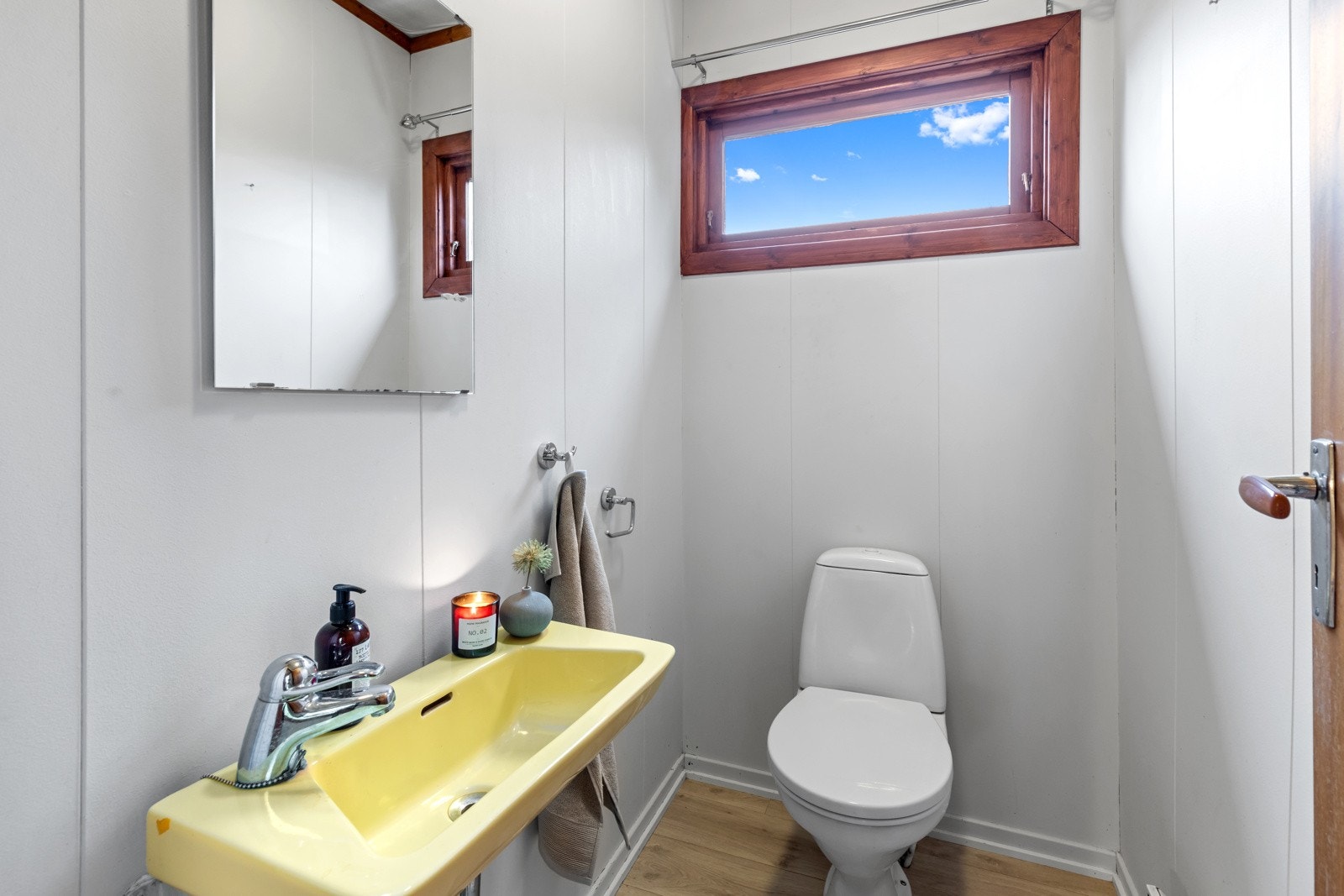 Toalett praktisk plassert ved inngangen. Galleribilde