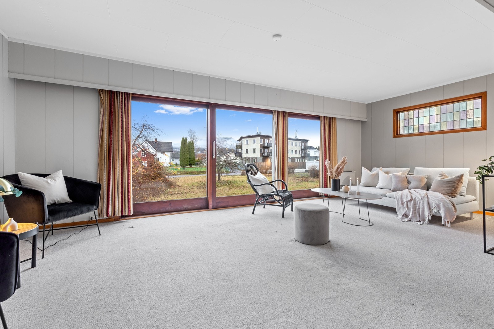 Stor skyvedør slipper inn masse naturlig lys. Galleribilde