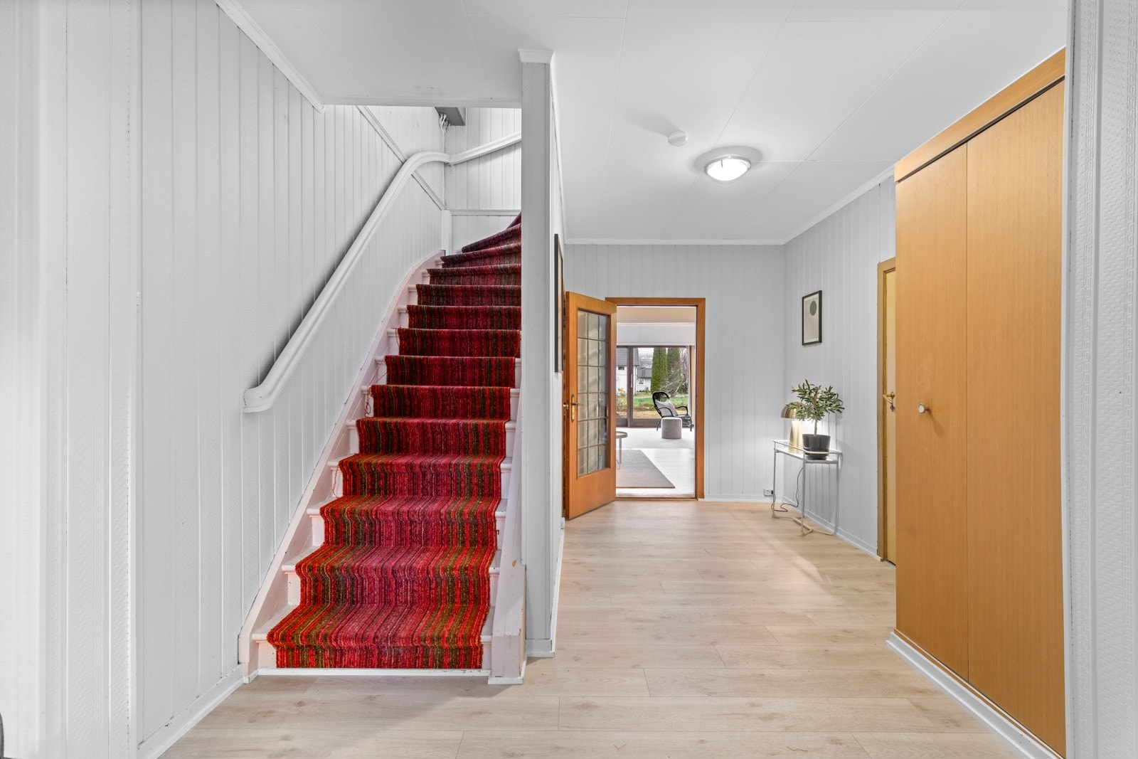 Fra gangen har man tilgang til andre etasje og til stue/kjøkken. Galleribilde