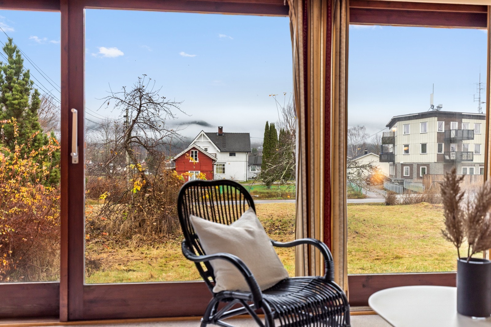 Stue med fin utsikt mot hagen. Galleribilde