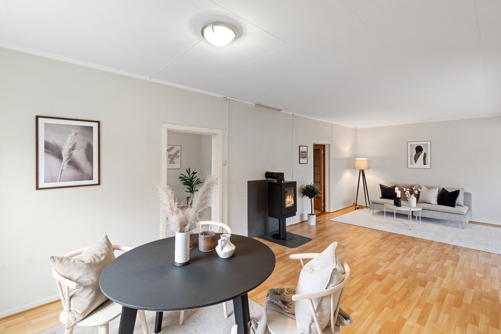 Spisestue med peisovn. Denne gir både hygge og varme. Galleribilde