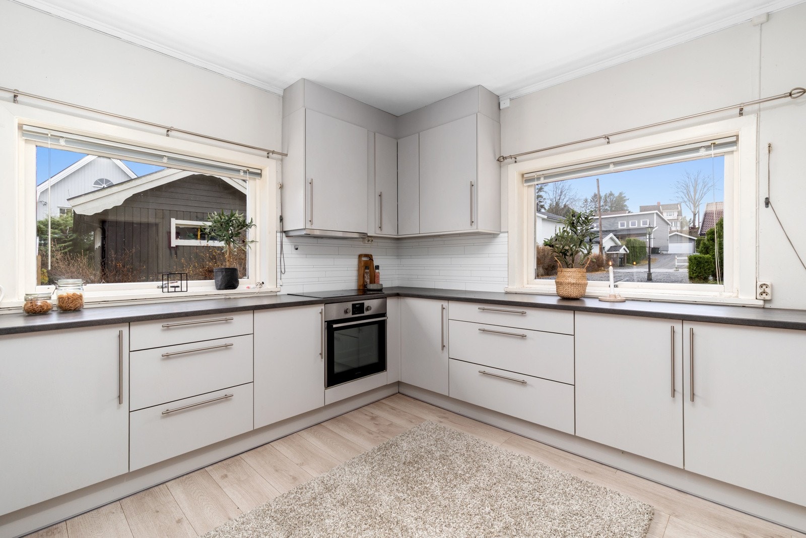 Vinduer som slipper inn godt med naturlig lys. Galleribilde