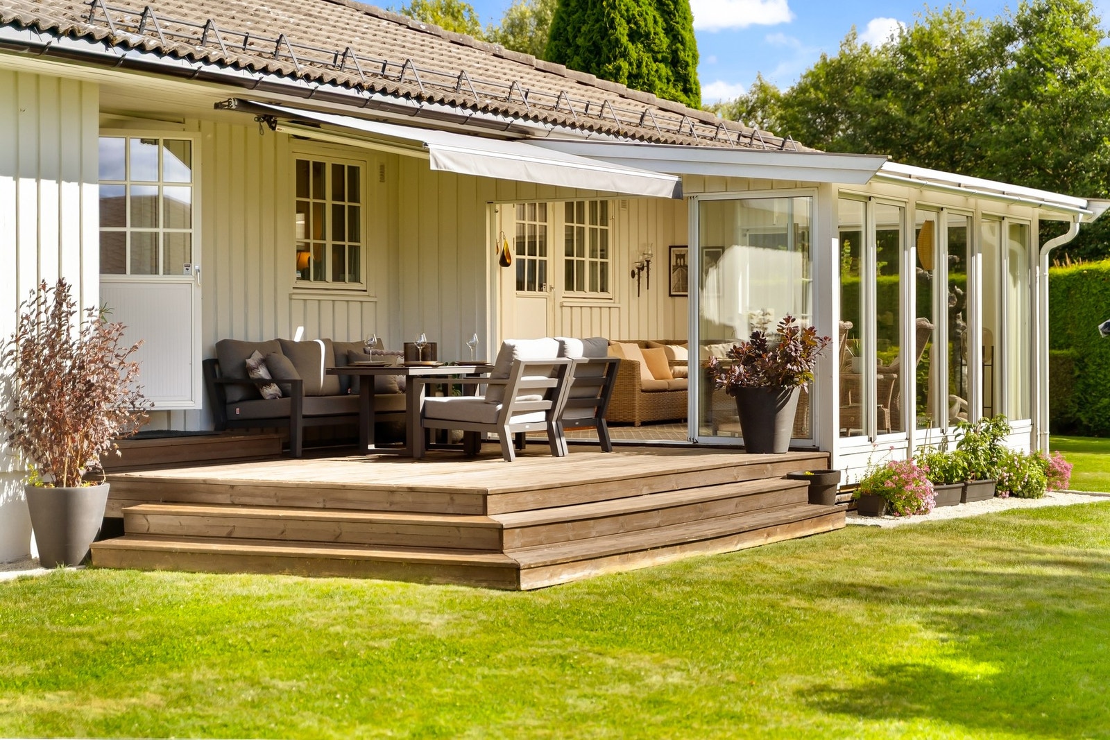 Terrassen byr på gode solforhold og plass til sittegruppe og grill Galleribilde