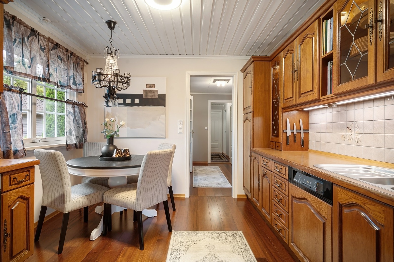 Mobalpakjøkken fra 1997 med eikfronter, laminert benkeplate og integrerte hvitevarer Galleribilde