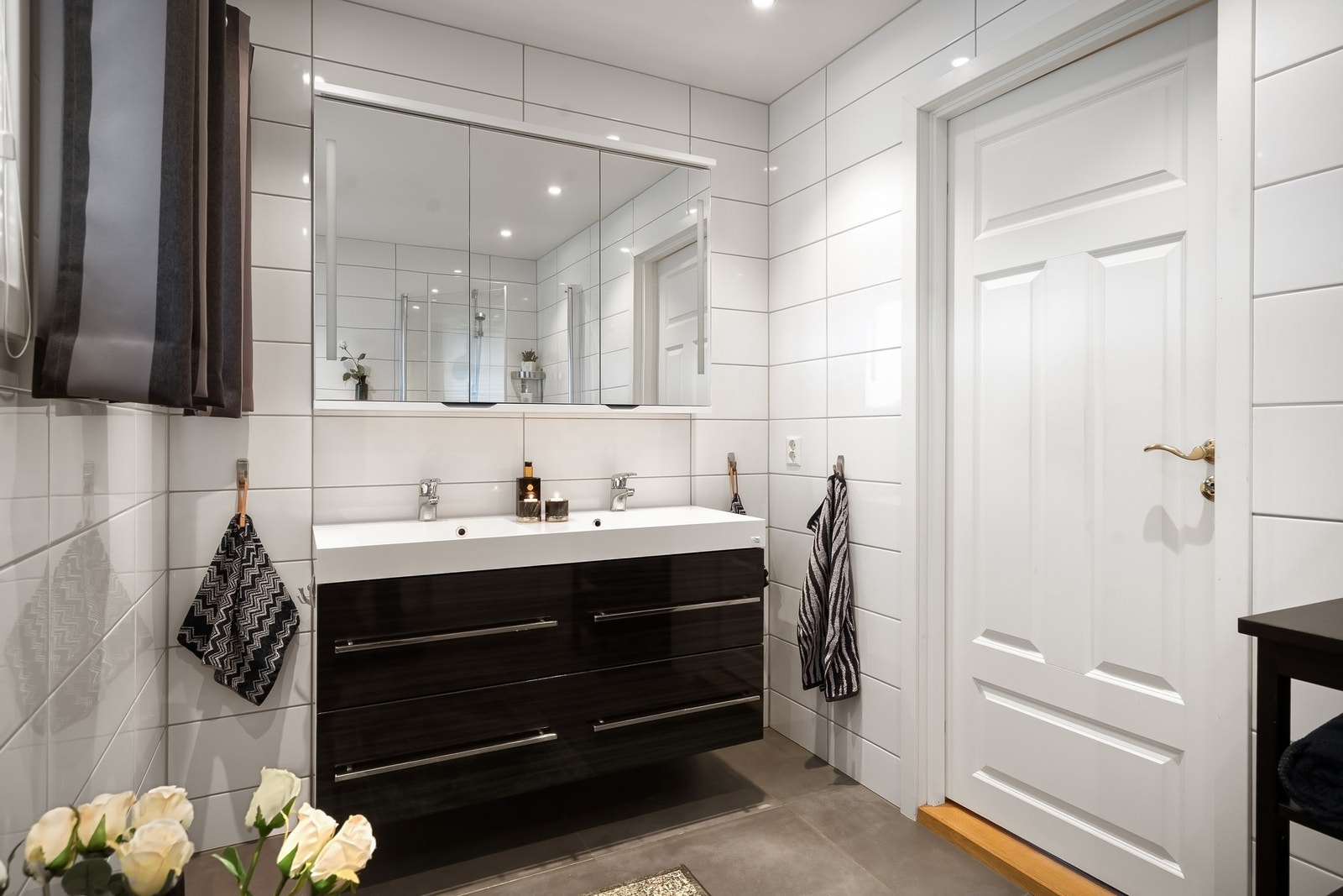 Badet i hovedetasjen ble pusset opp i 2015 og fremstår som tidløst og delikat Galleribilde