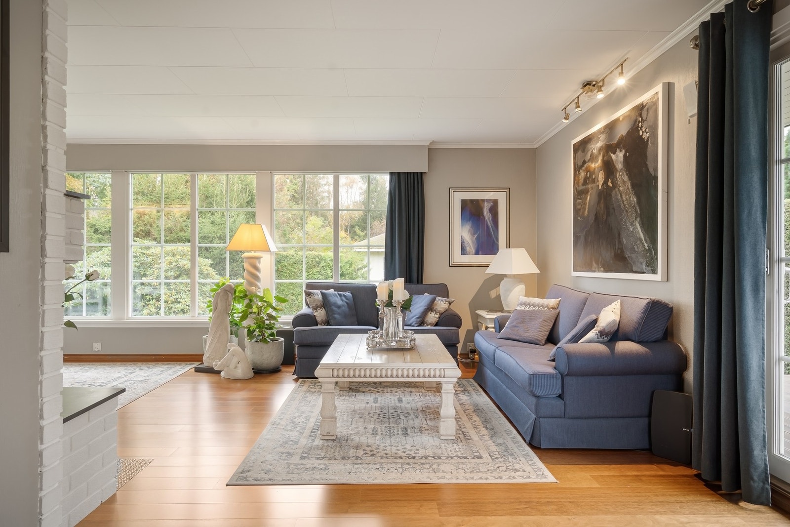 Hjemmets hjerte er den innbydende og romslige vinkelstuen Galleribilde