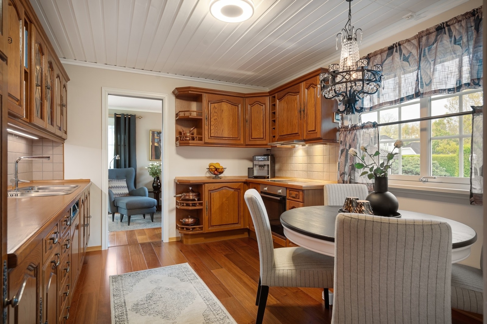 Kjøkkenet byr på rikelig med oppbevarings- og arbeidsplass, samt plass til et lite spisebord Galleribilde