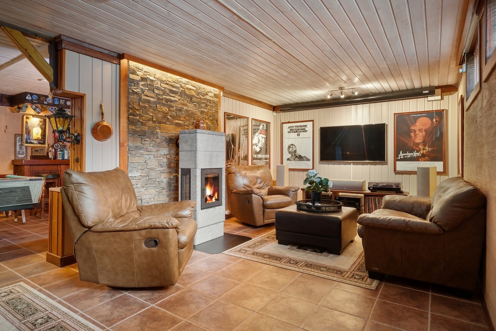 Denne delen av kjellerstuen fungerer som et loungeområde Galleribilde