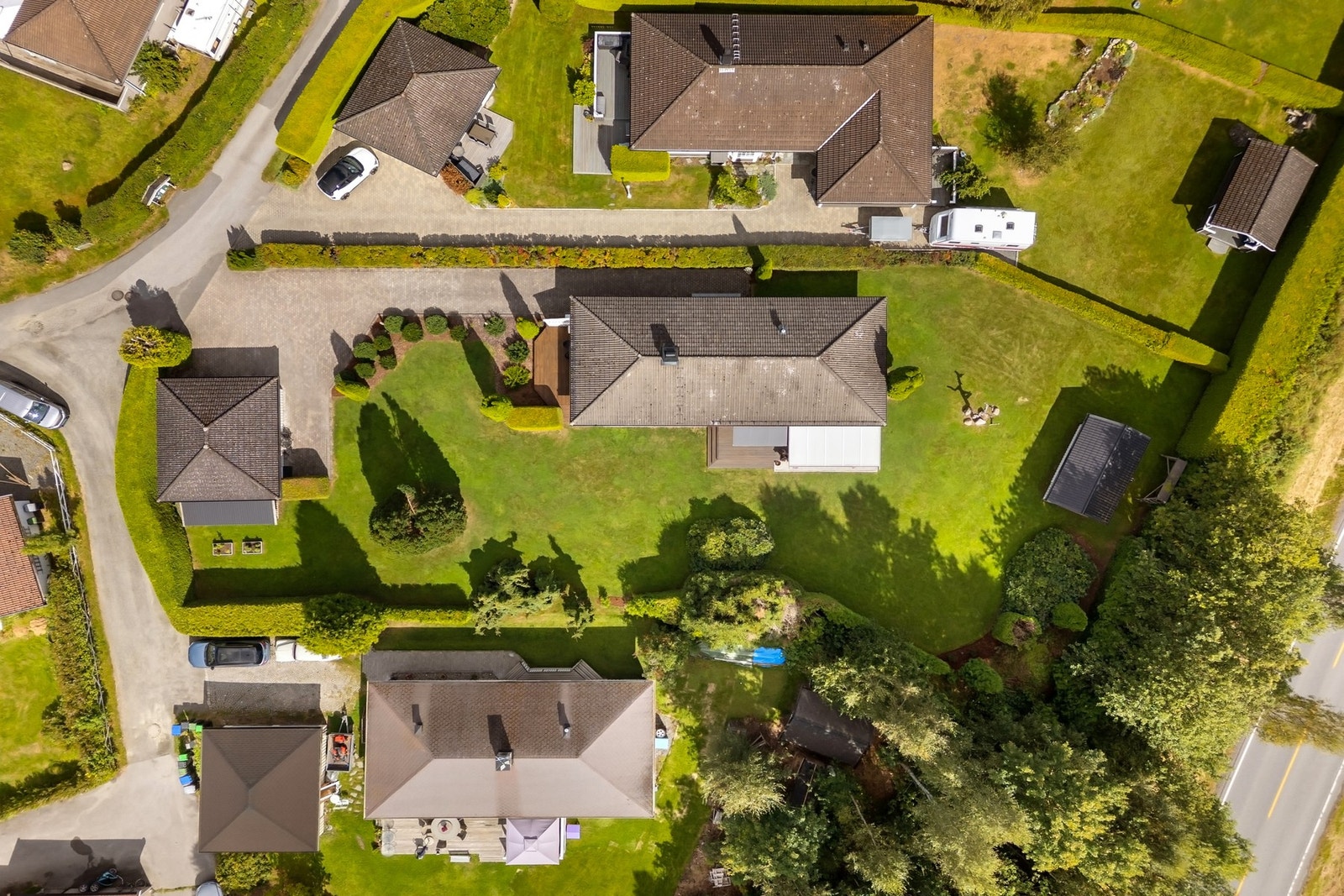 Den romslige selveiertomten på hele 1 853 kvm er et av eiendommens store høydepunkter Galleribilde