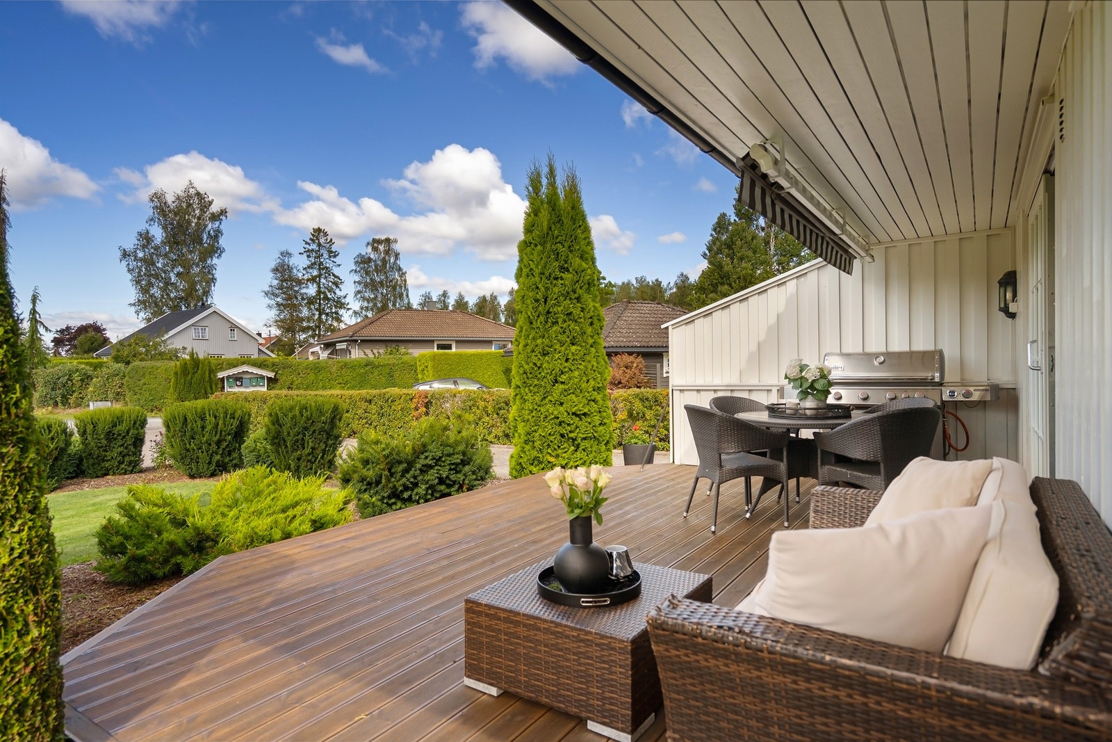 Fra stuen er det utgang til en vestvendt og delvis skjermet uteplass Galleribilde