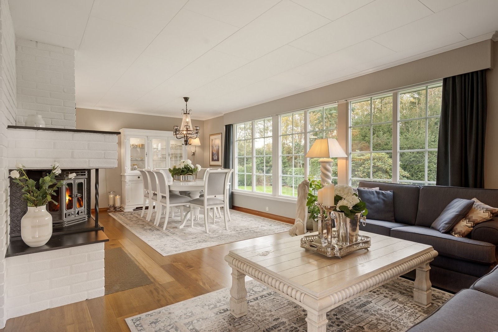 Her får du store vindusflater som sørger for rikelig med naturlig lysinnslipp Galleribilde