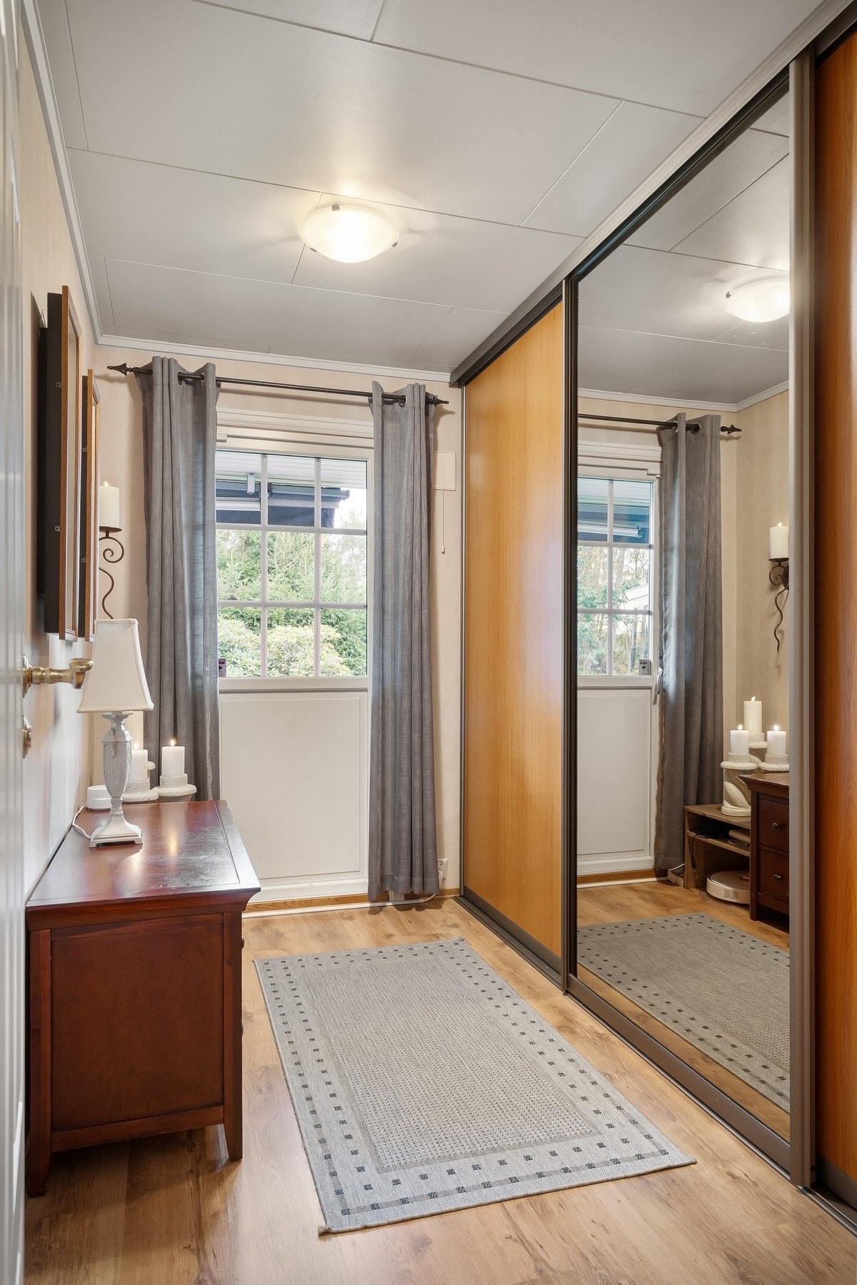 Praktisk garderoberom i tilknytning til hallen. Fra rommet er det utgang til den sydvendte terrassen Galleribilde