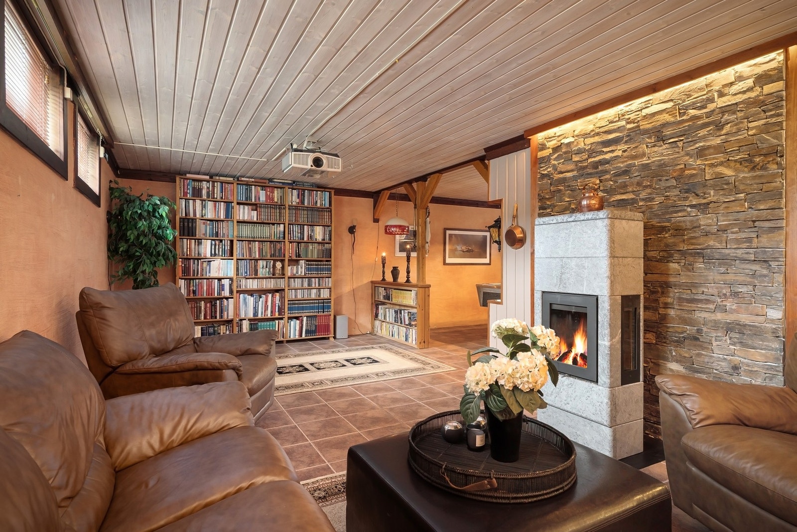 Det er både varmepumpe og en klebersteinsovn i kjellerstuen Galleribilde