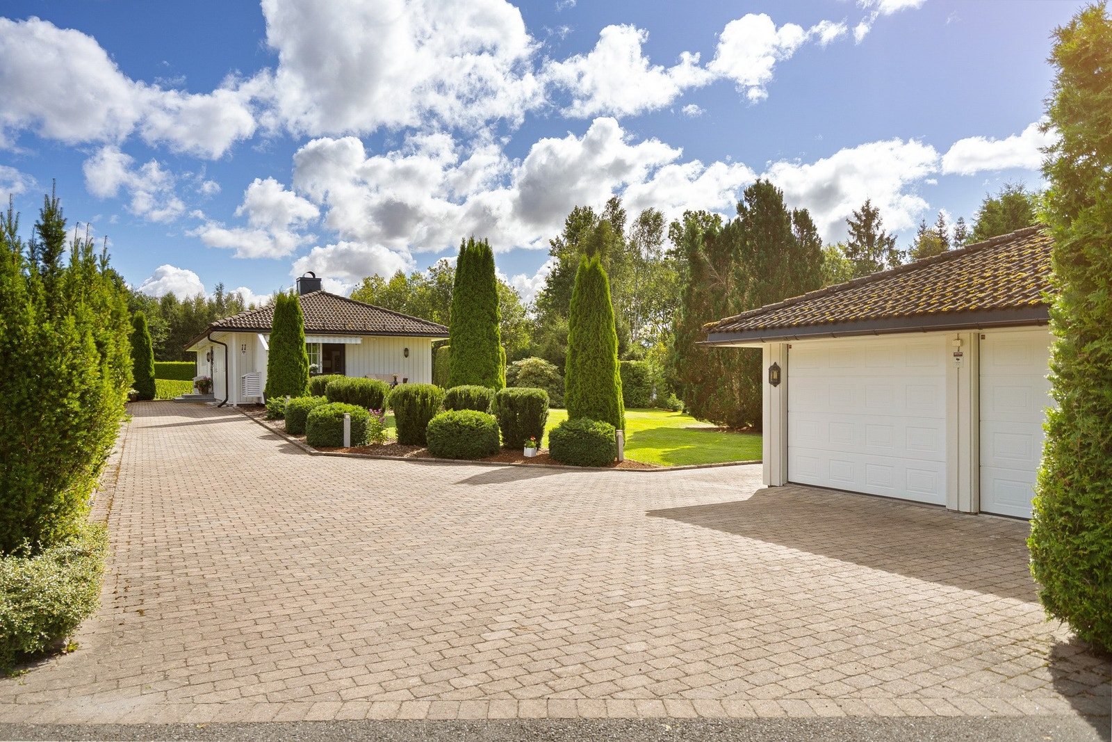 Flott førsteinntrykk med steinlagt og ryddig gårdsplass Galleribilde