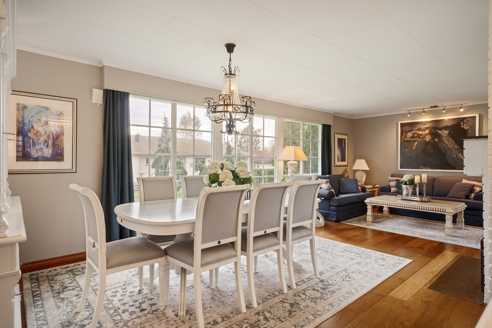 Her får du fint plass til spisebord av god størrelse og en stor sofa Galleribilde