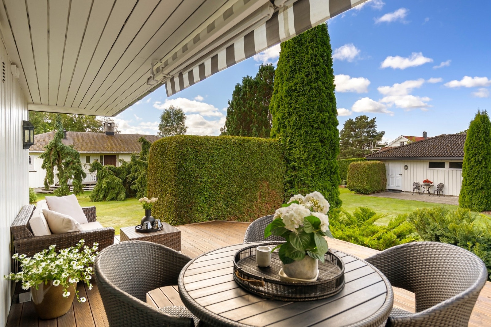 Terrassen har markise og det er lagt terrassebord fra Møre Royal Galleribilde