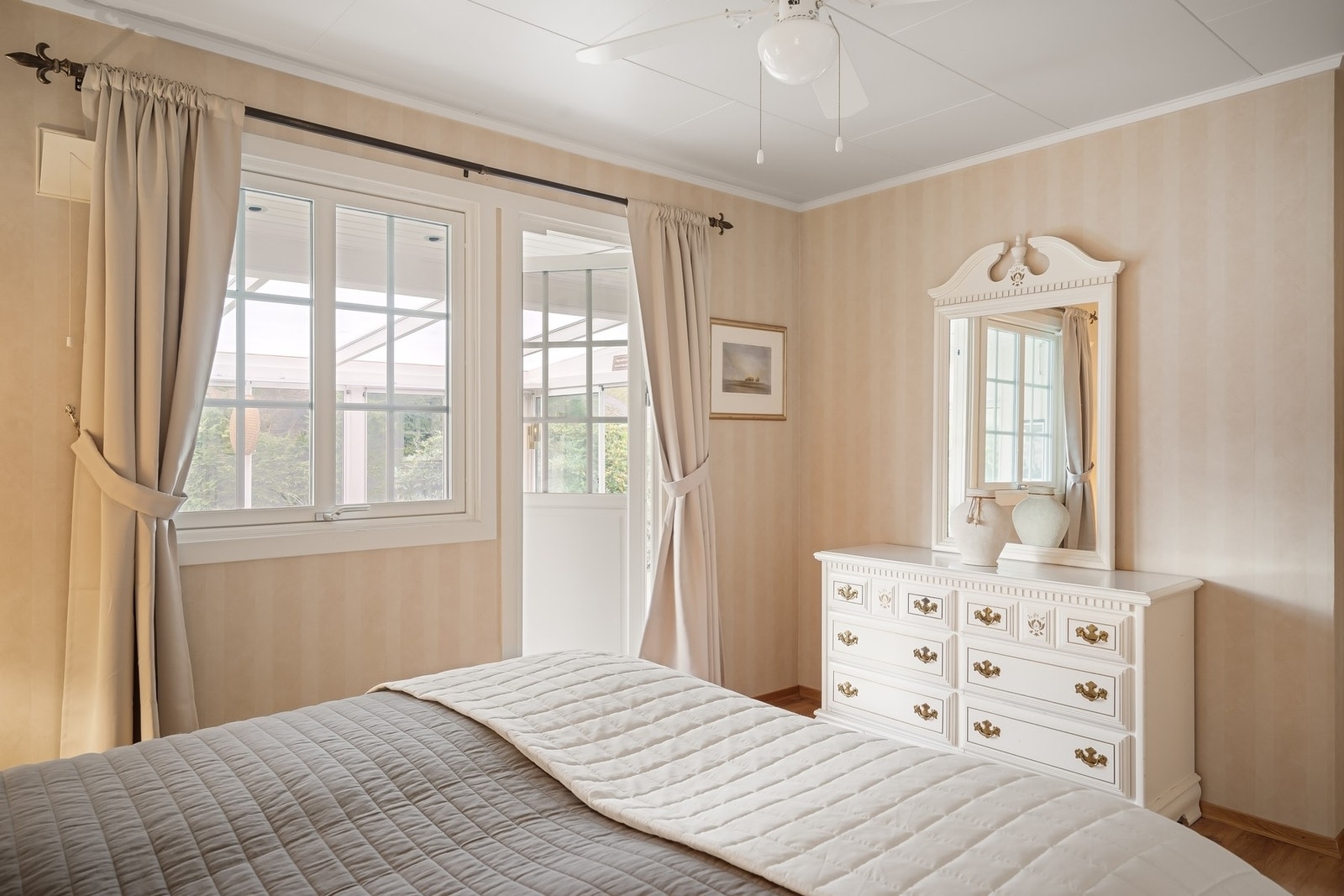 Fra hovedsoverommet er det tilgang til den innglassede terrassen Galleribilde