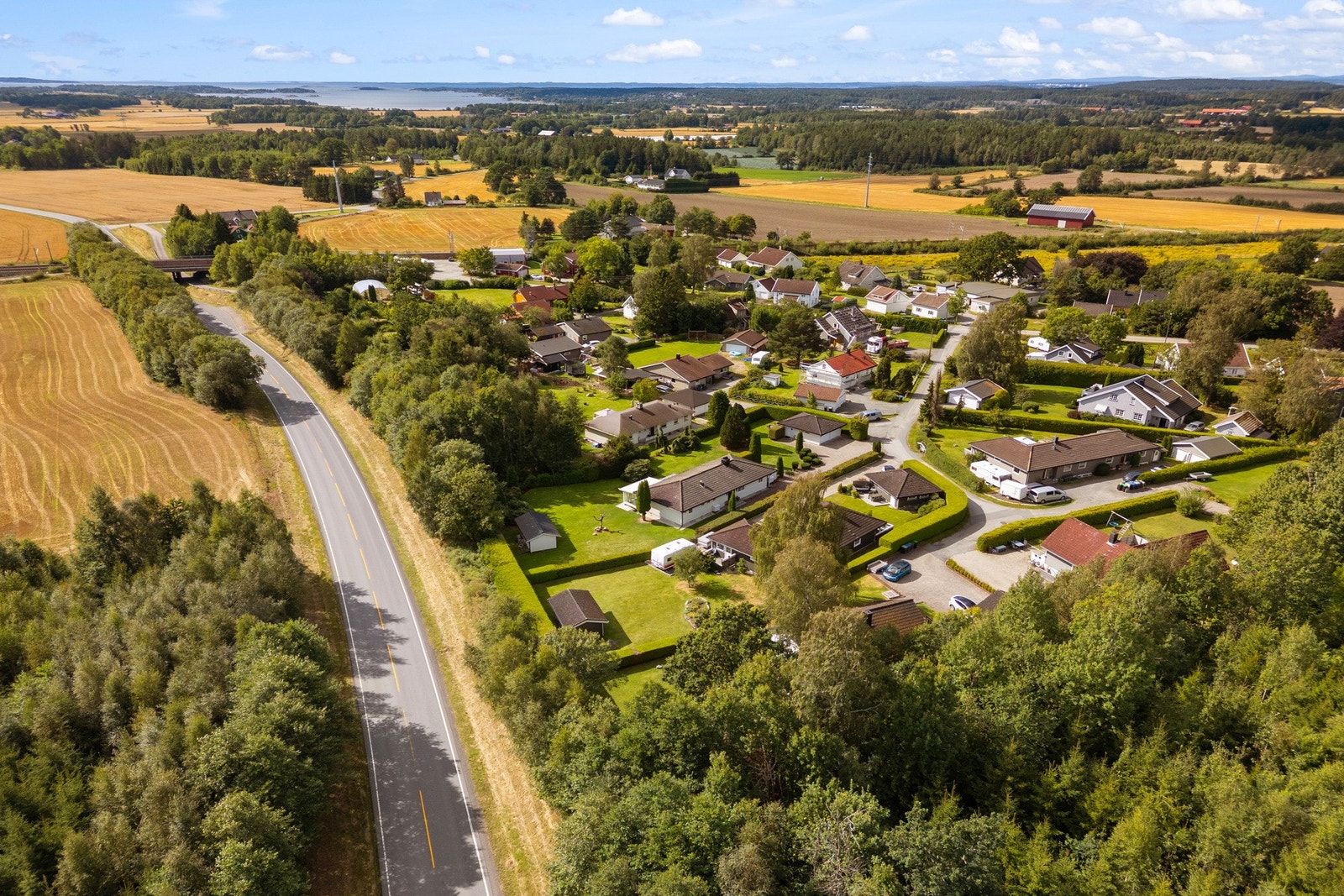 Dette er et hjem som passer perfekt for deg som ønsker god plass, komfort og et tiltalende uteområde Galleribilde