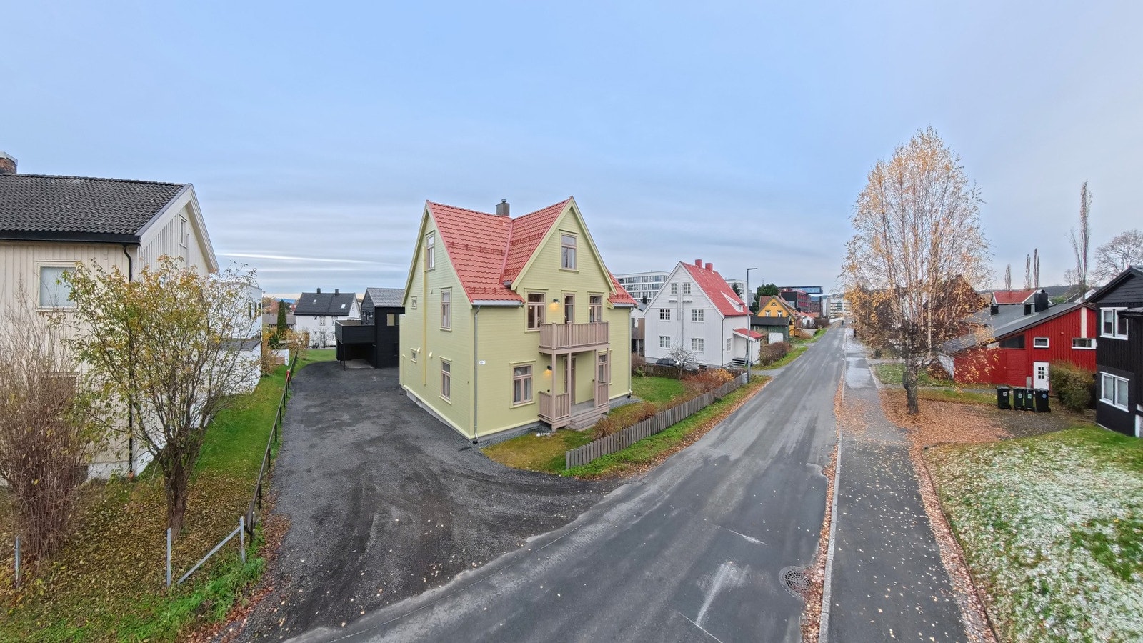 Dronefoto boligen og gata/nabolaget Galleribilde