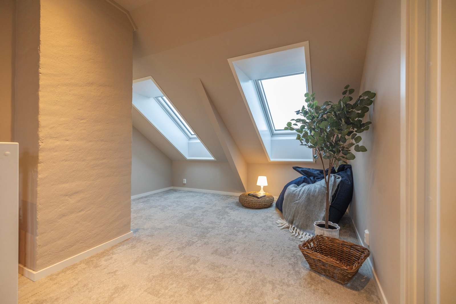 Loftstue. To takvinduer gir godt med naturlig lys inn i rommet Galleribilde