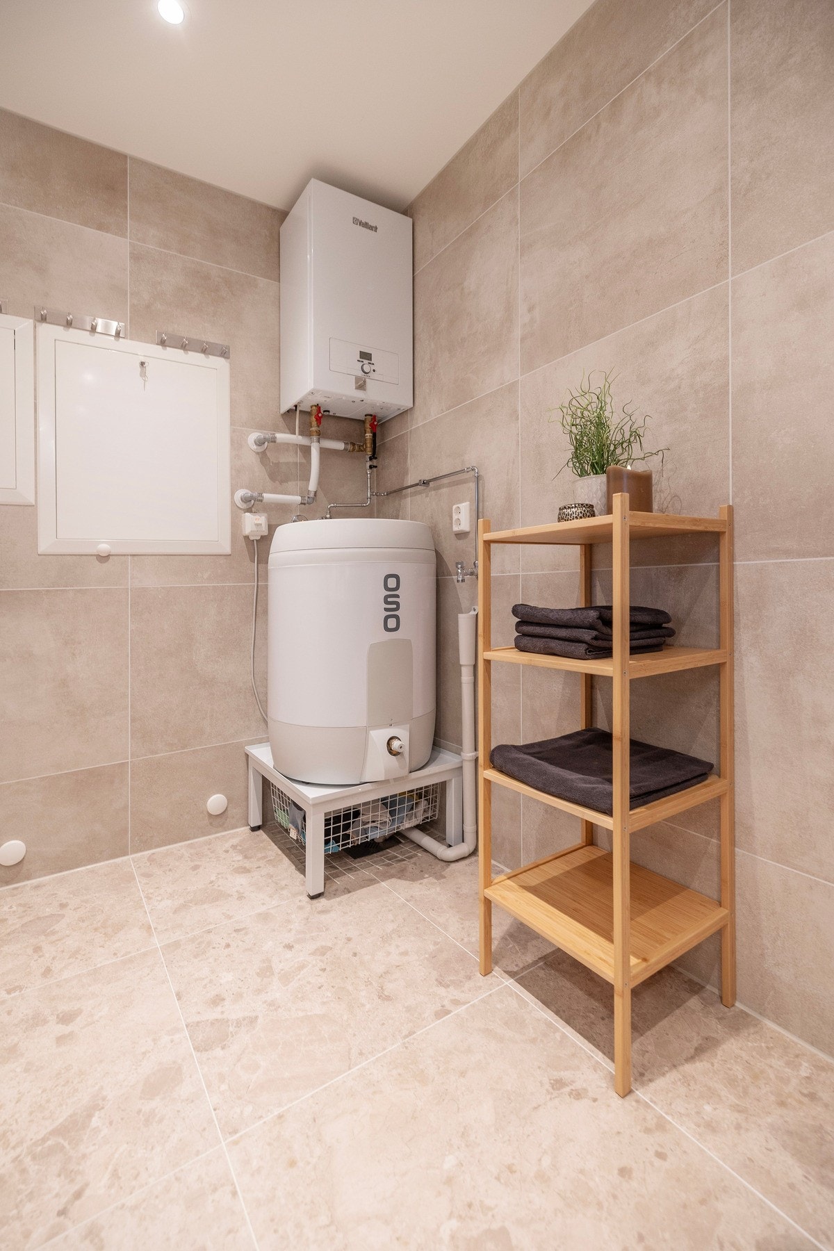 VV bereder, varmesystem for vannbåren gulvvarme, og rør i rør skap. Galleribilde