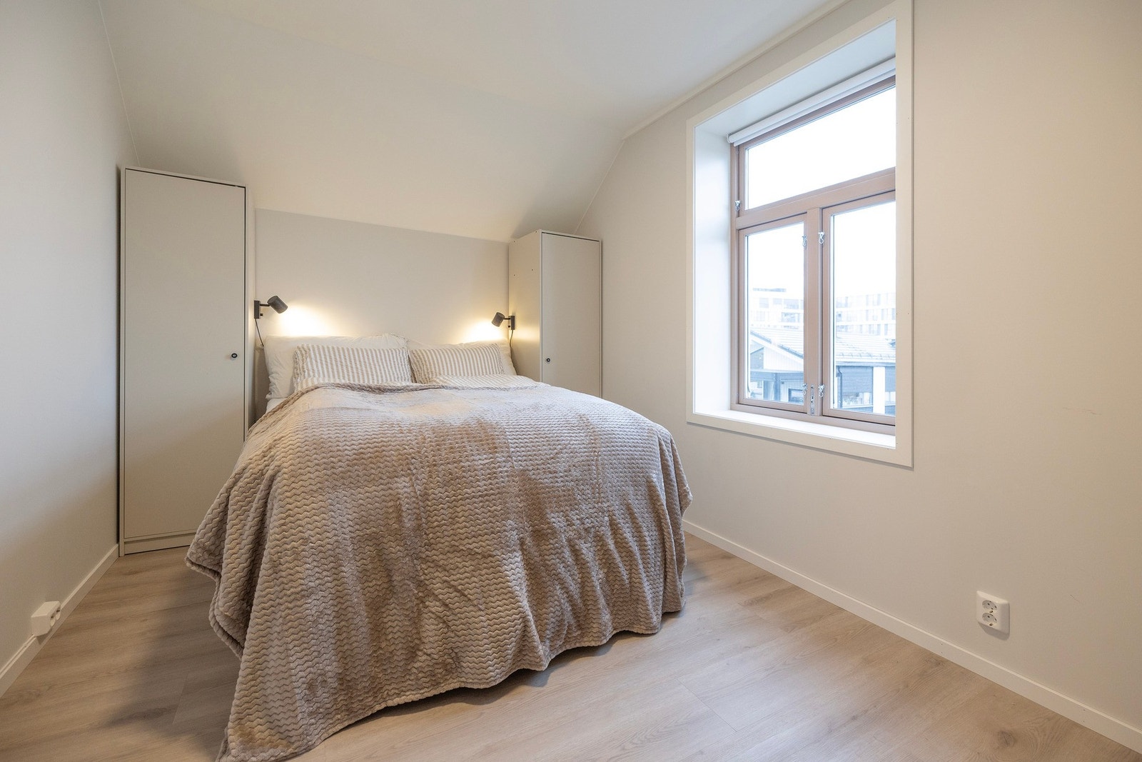 Soverom i 2 etasje, oppmålt til ca. 11 kvm. Garderobeskap medfølger Galleribilde