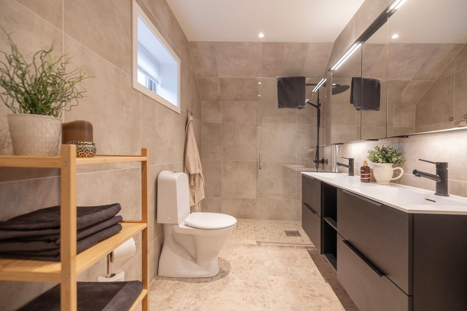 Bad/wc på ca. 7 kvm. Downlights i taket Galleribilde