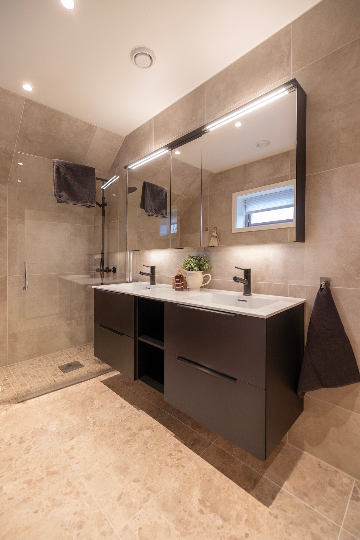 Innredning fra Foss Bad med doble servanter og overskap med speil og belysning Galleribilde