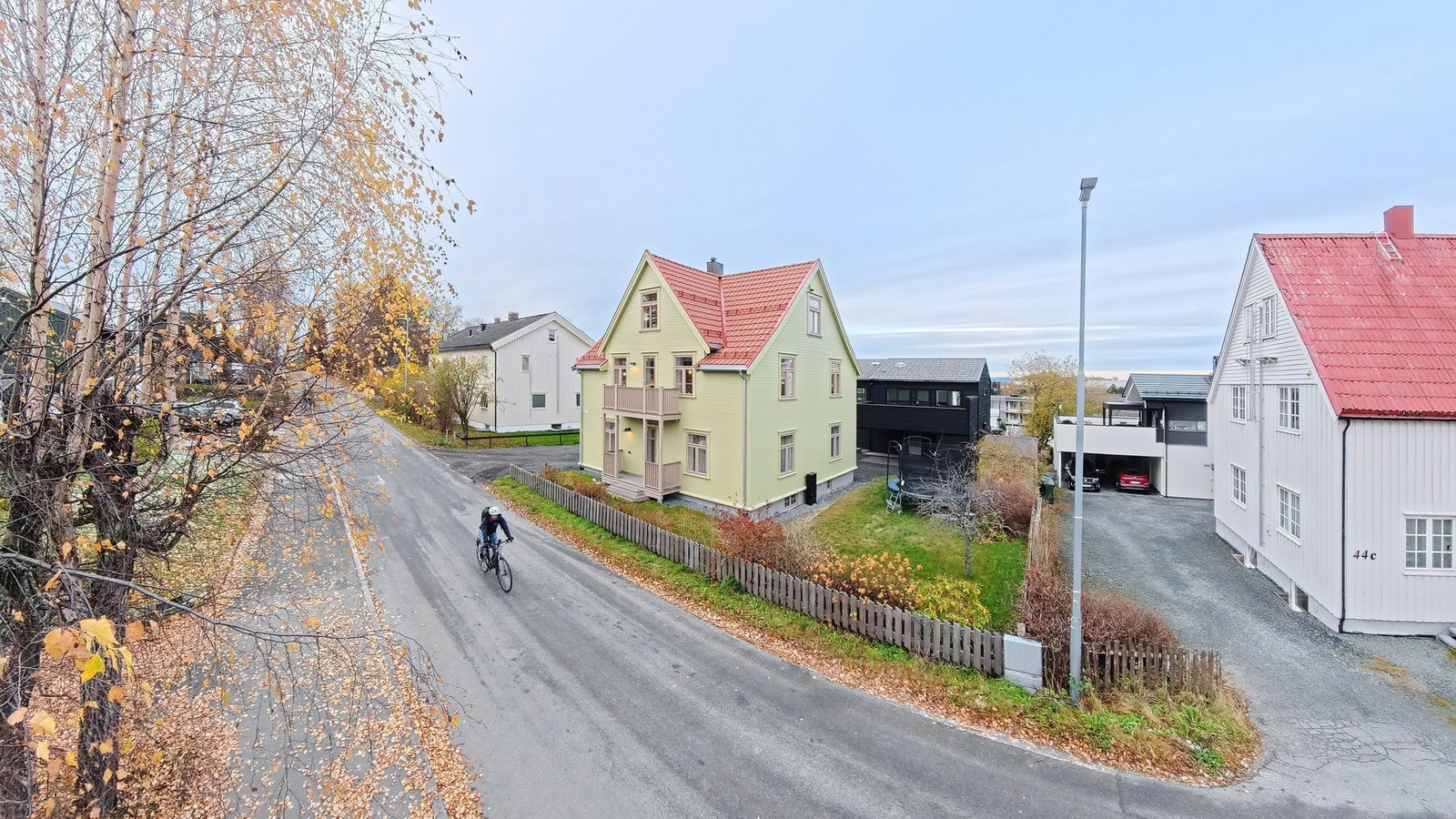 Dronefoto boligen og gata/nabolaget Galleribilde