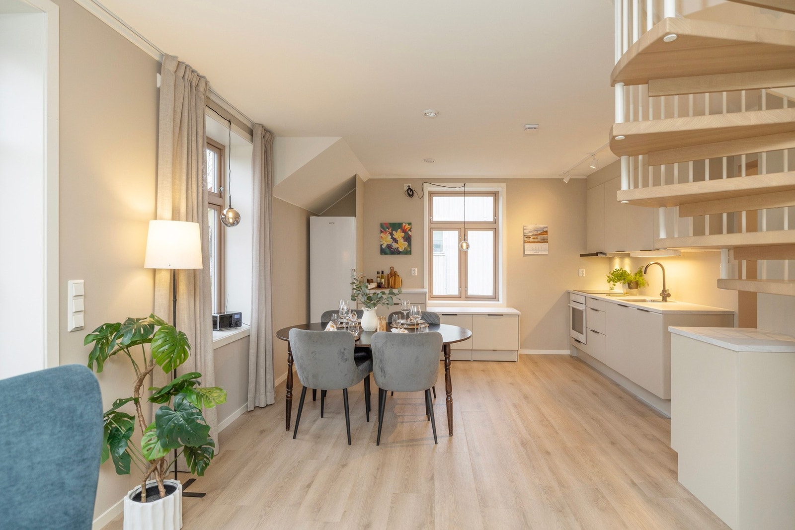 Kjøkken med god plass til spisebord Galleribilde