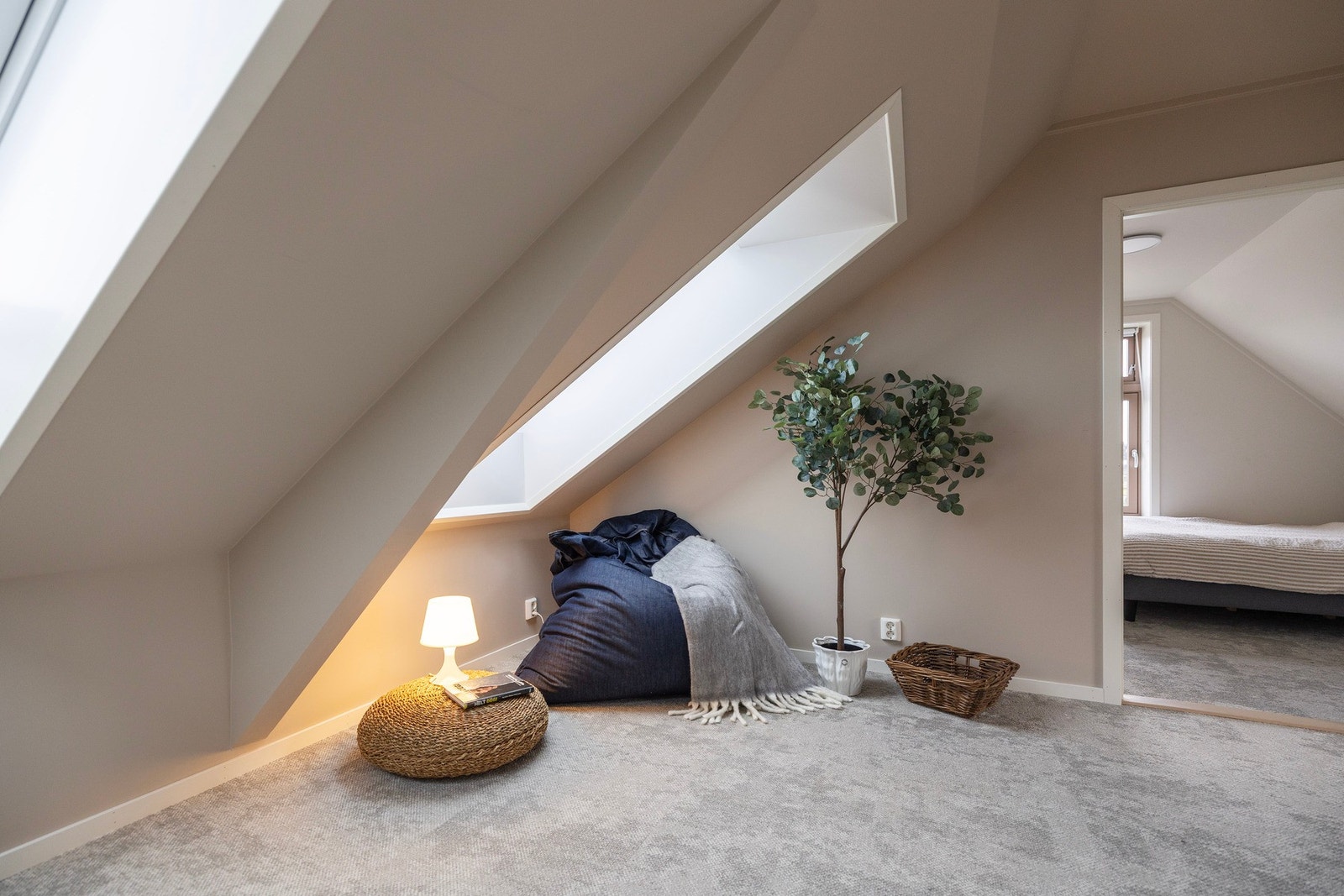 Loftstuen har gulvareal på ca. 25 kvm. Galleribilde