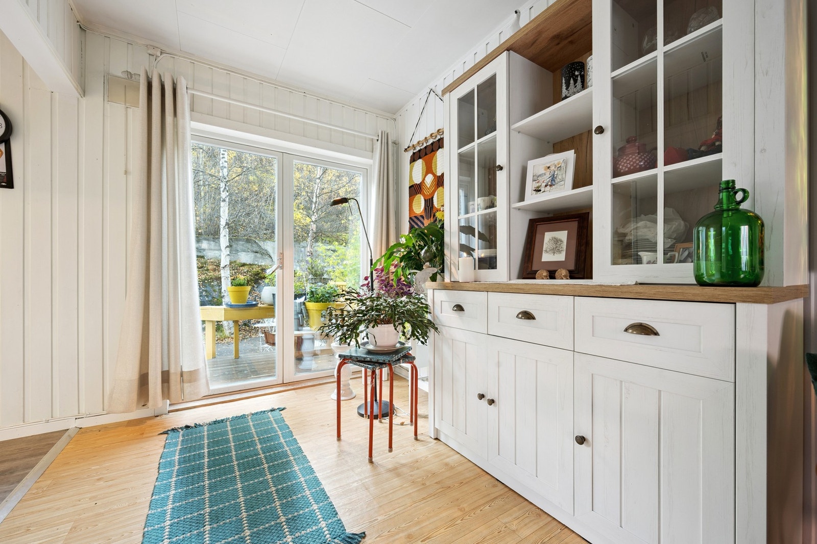 Nærtliggende kjøkkenet er det utgang til terrasse, noe som gjør det enkelt å ta med måltidet ut når været tillater det Galleribilde