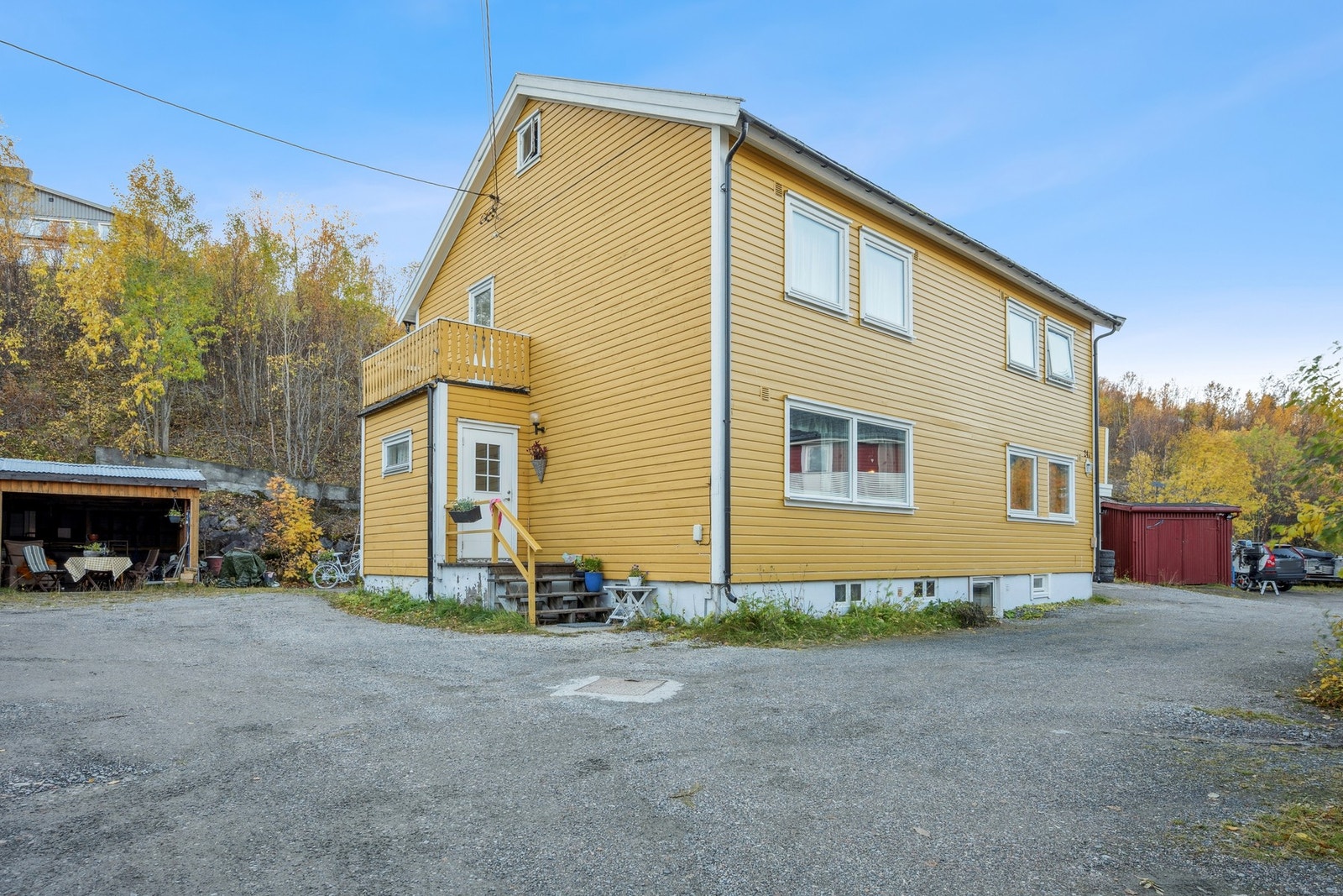 De fleste vinduer i 1. og 2.etg. ble skiftet i 2015/16 og yttertaket er fra ca 2010 Galleribilde