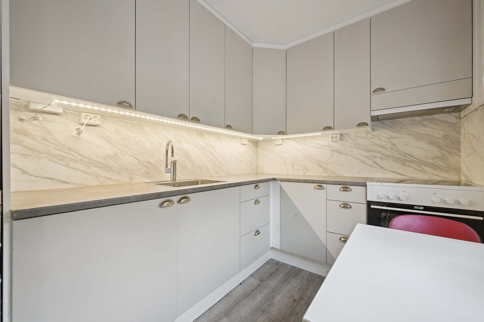 Innredning fra Karigaskjøkken. Innredningen har glatte fronter for enkel rengjøring Galleribilde