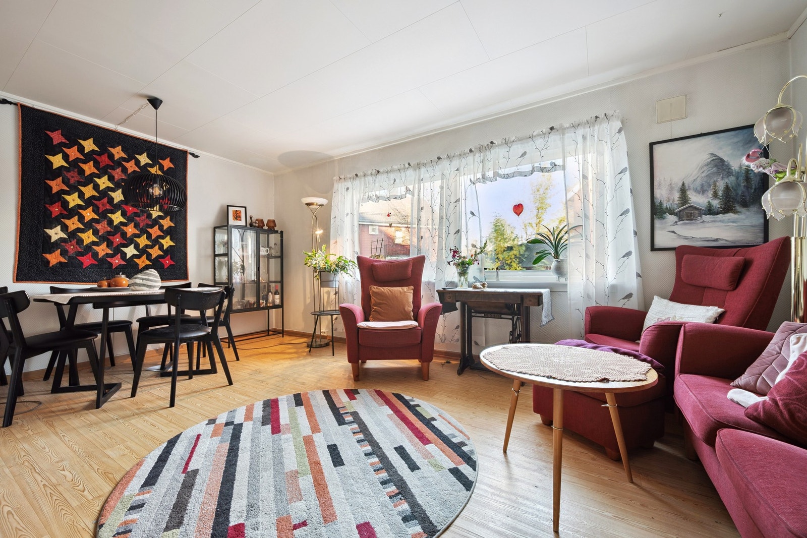 I stuen er det plass til både sofaløsning og spisebord Galleribilde