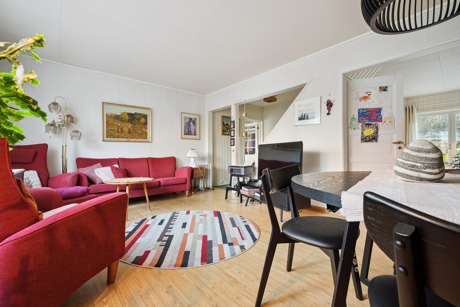 Stuen er av romslig størrelse Galleribilde