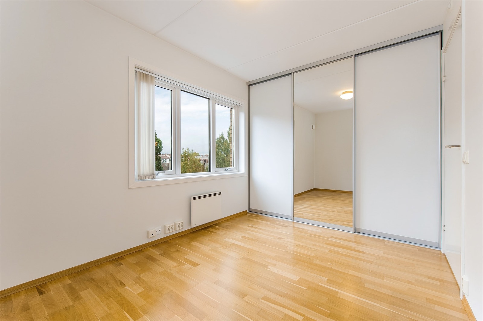 Største soverom med stort innbygd klesskap. Galleribilde