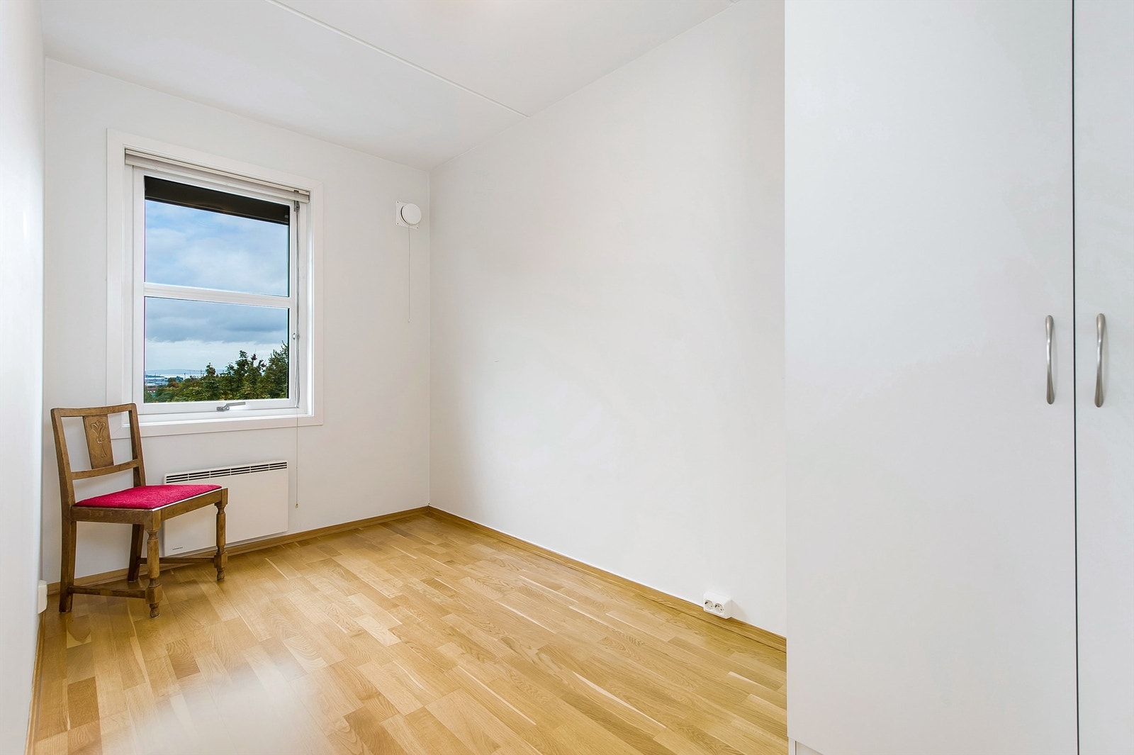 Fint soverom 2 med plass til seng. Klesskap er også på rommet. Galleribilde