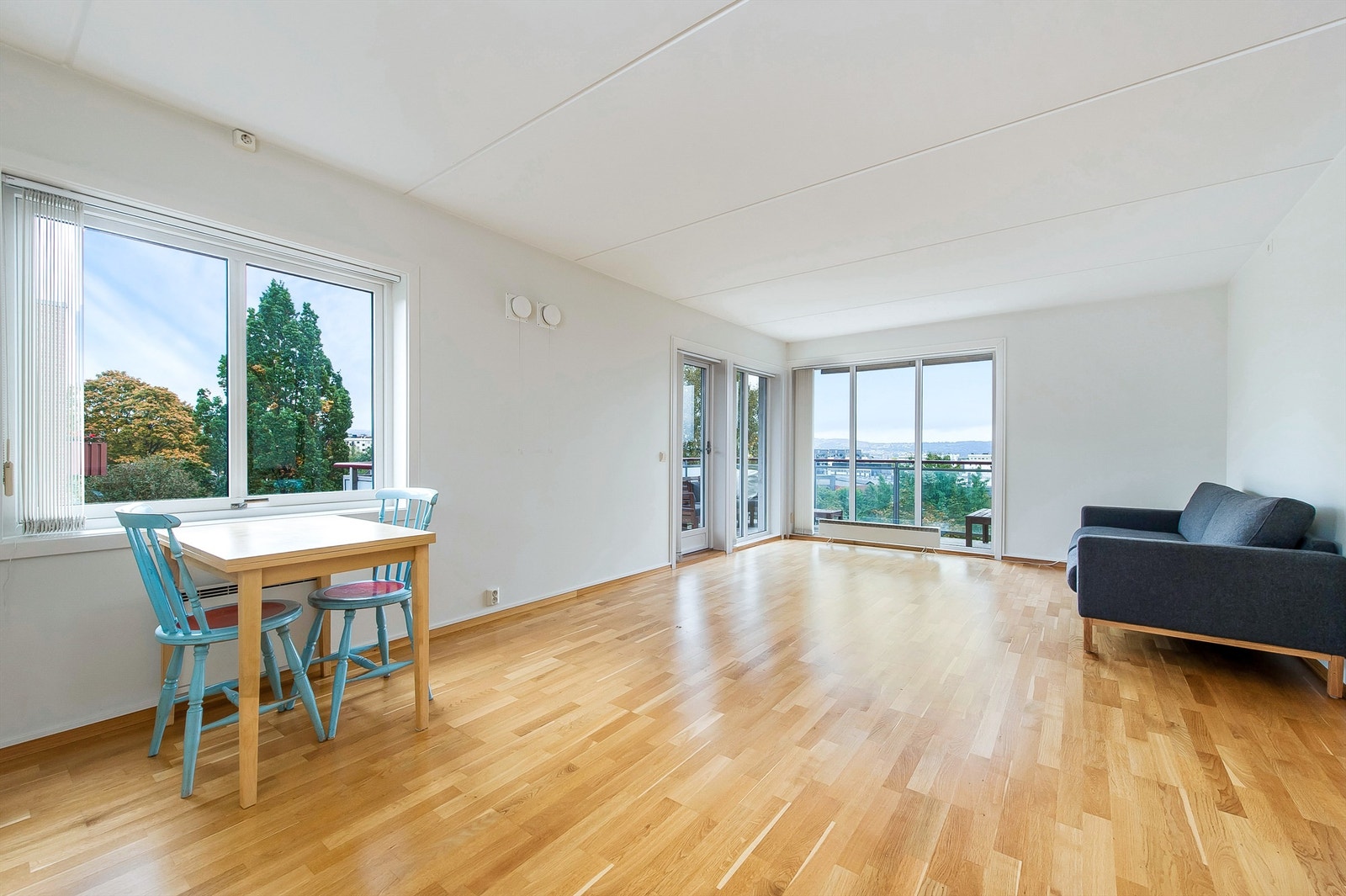 Stor og lys stue med fin og usjenert utsikt. Galleribilde