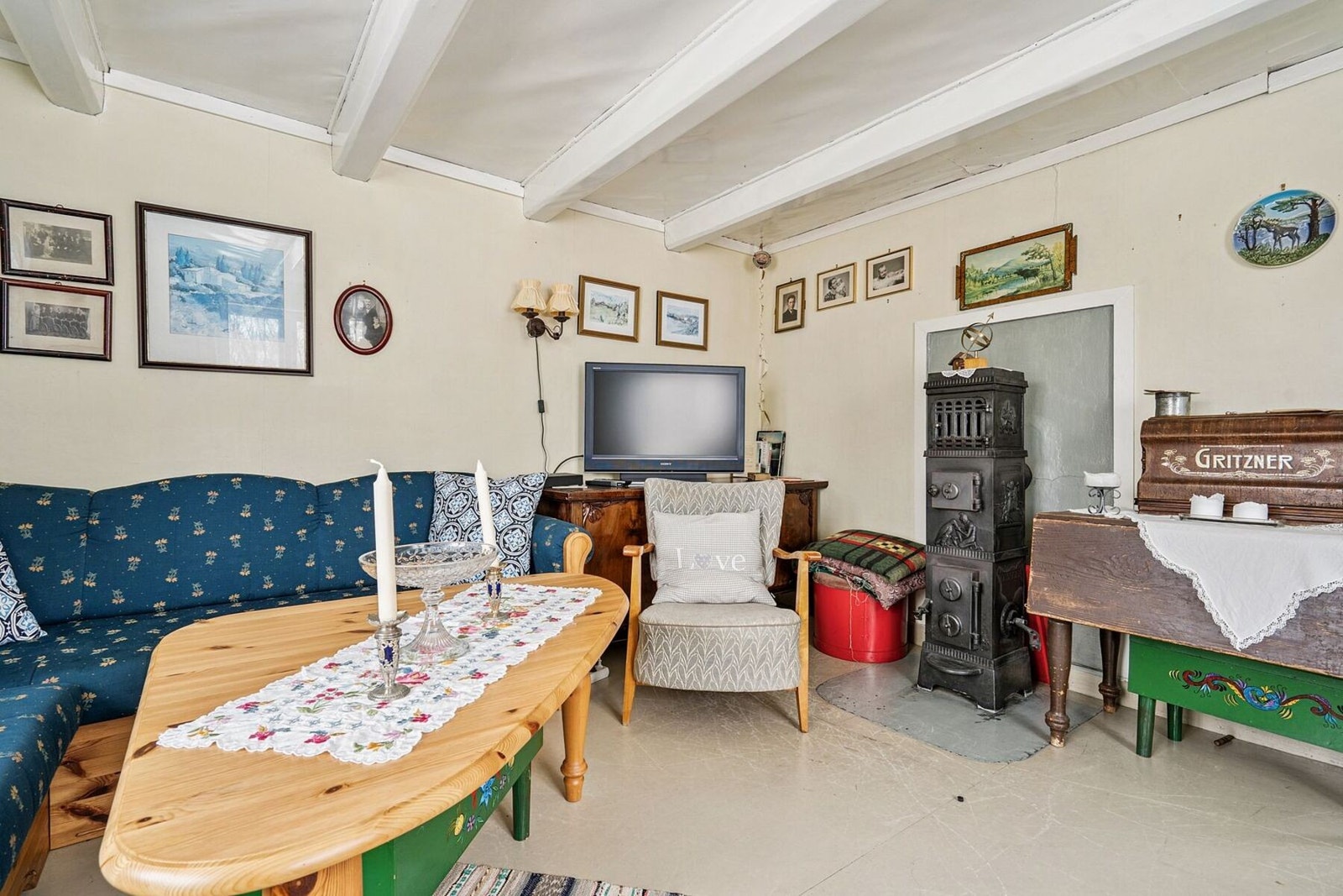 Oppvarming av hytta via elektriske panelovner og mulighet for vedfyring Galleribilde