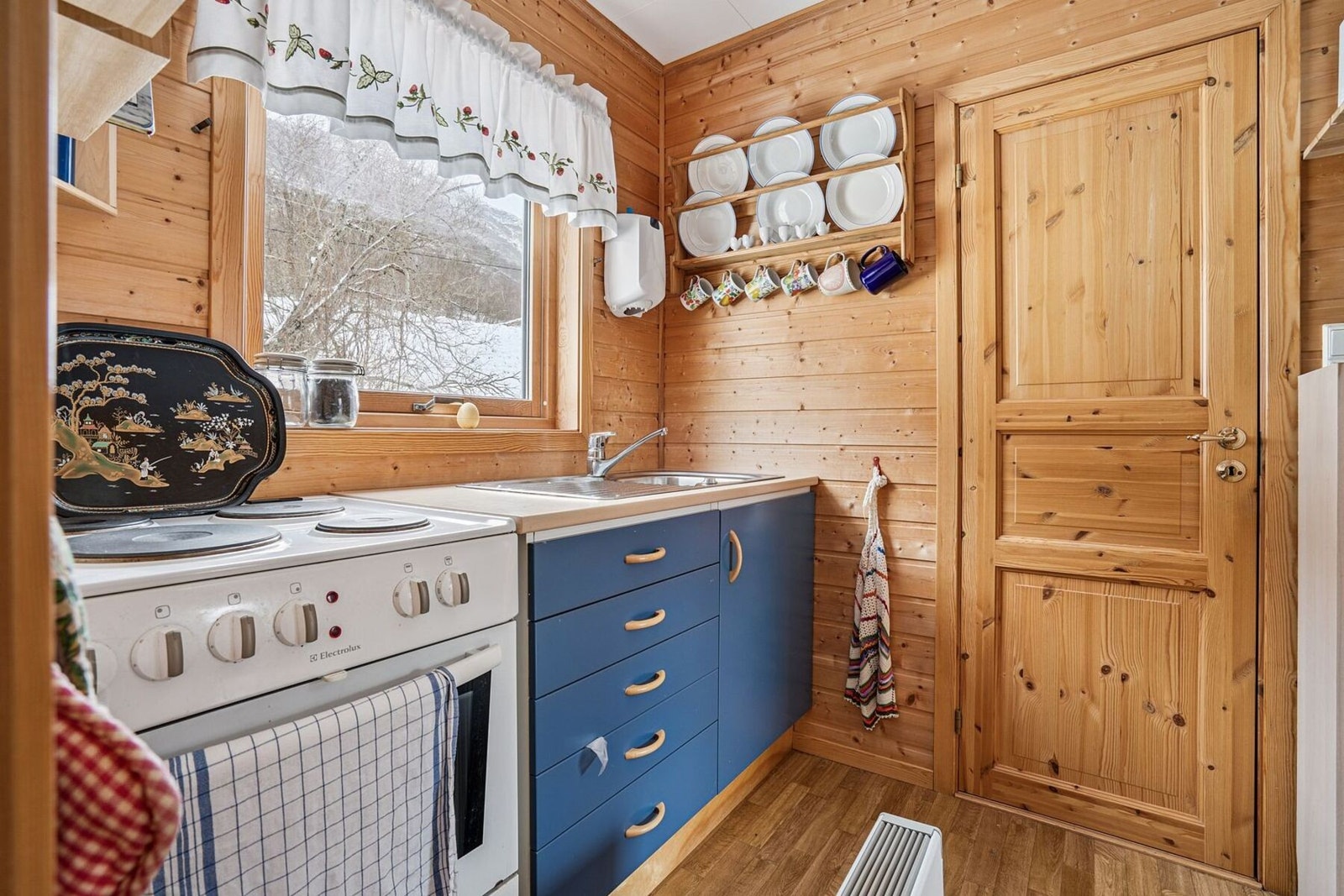 Fra kjøkkenet er det inngang til bad og soverom Galleribilde