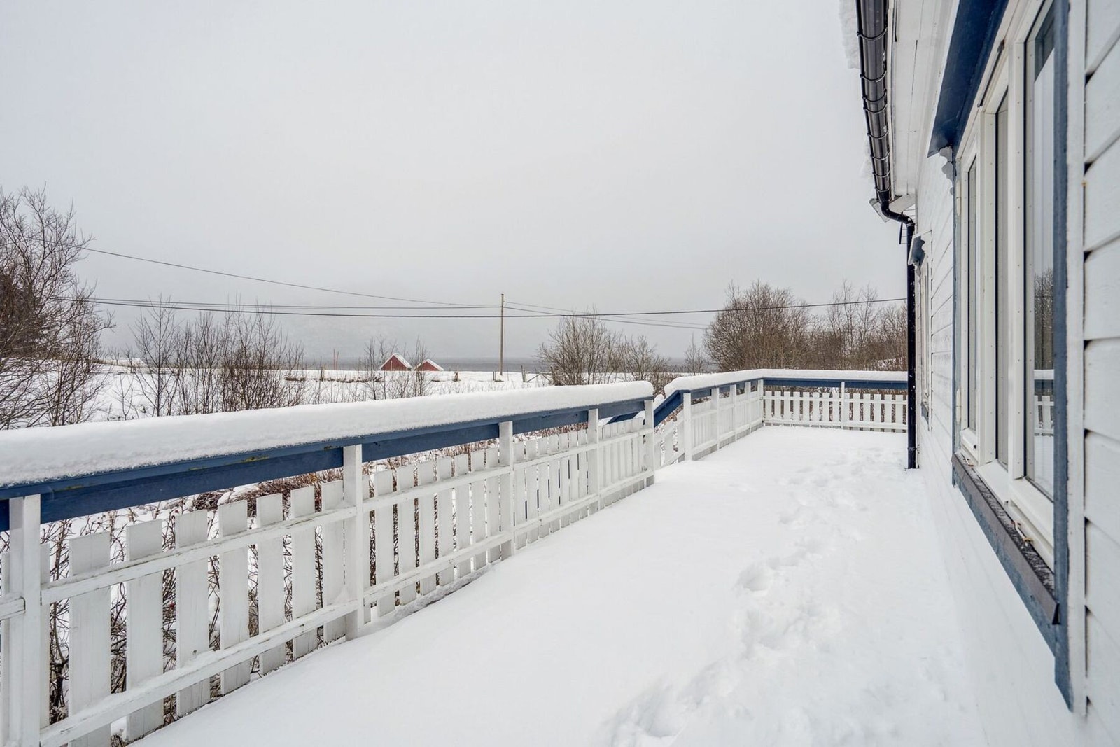 Stor, usjenert terrasse gir en flott uteplass på sommerstid! Galleribilde