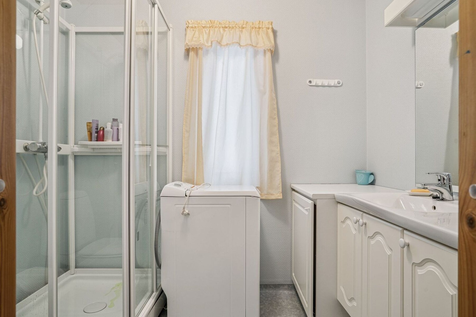 Bad fra 2003 inneholder servantinnredning, dusjkabinett, toalett og opplegg for vaskemaskin Galleribilde