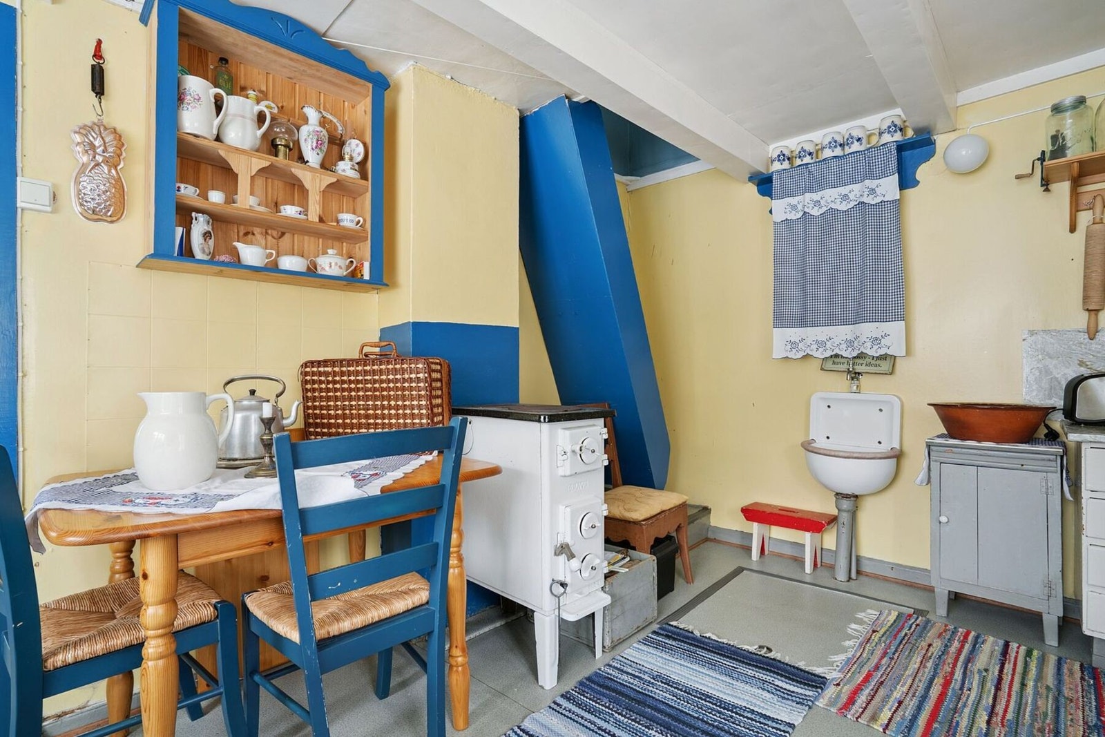 Trapp opp til loft via spisestue Galleribilde