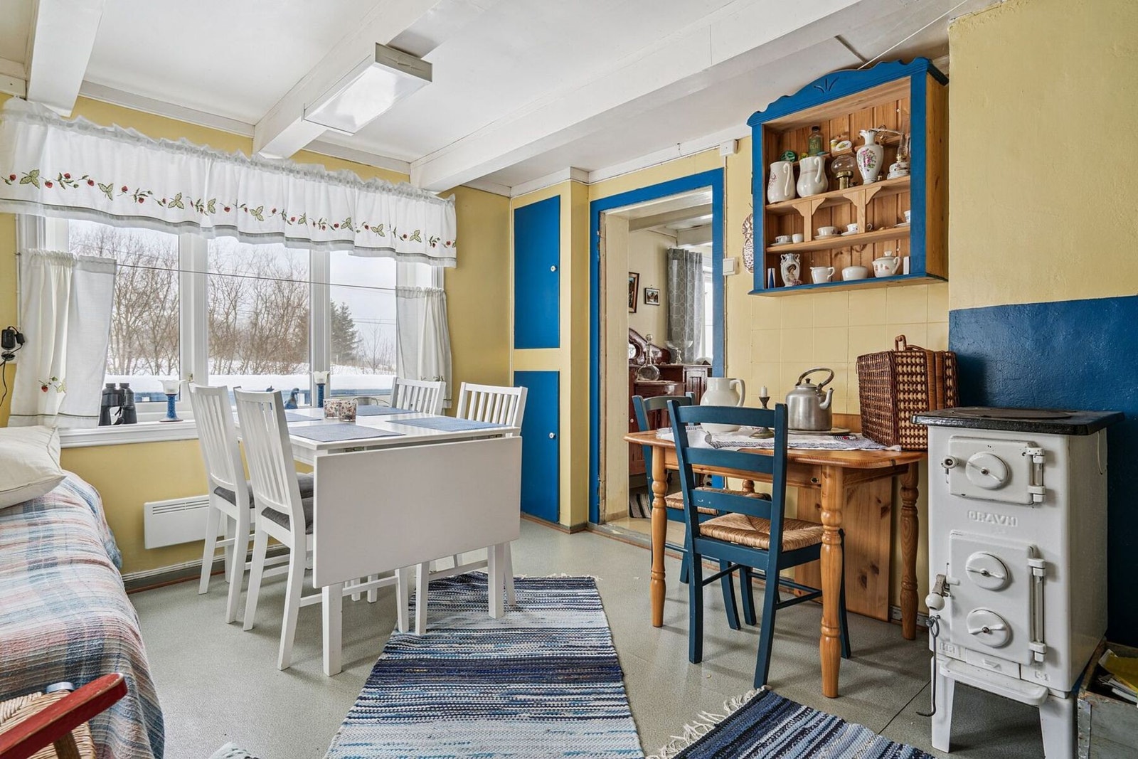 Stue, spisestue og loft er en del av opprinnelig bygg Galleribilde