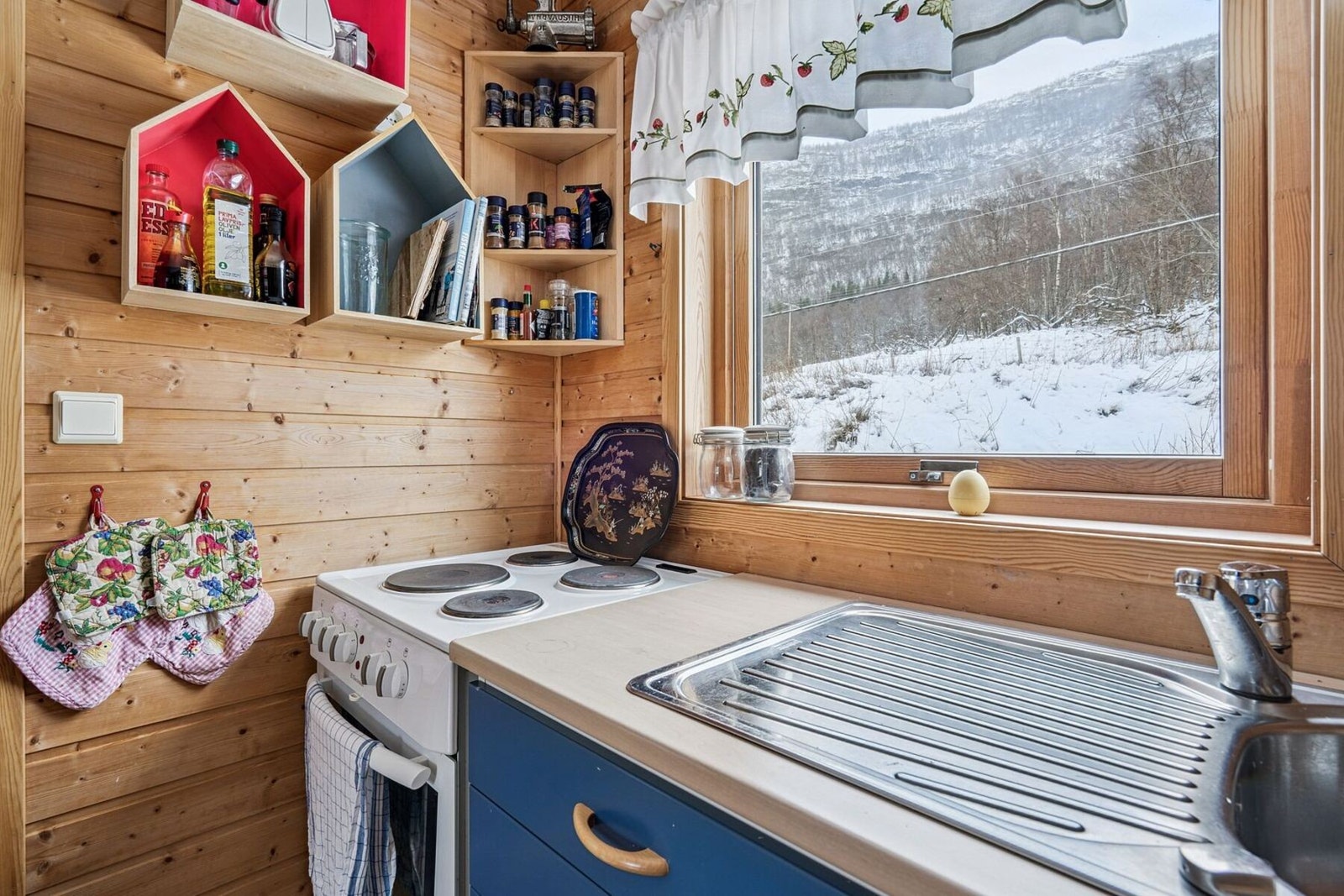 Hylleløsninger på vegg for ekstra oppbevaring Galleribilde