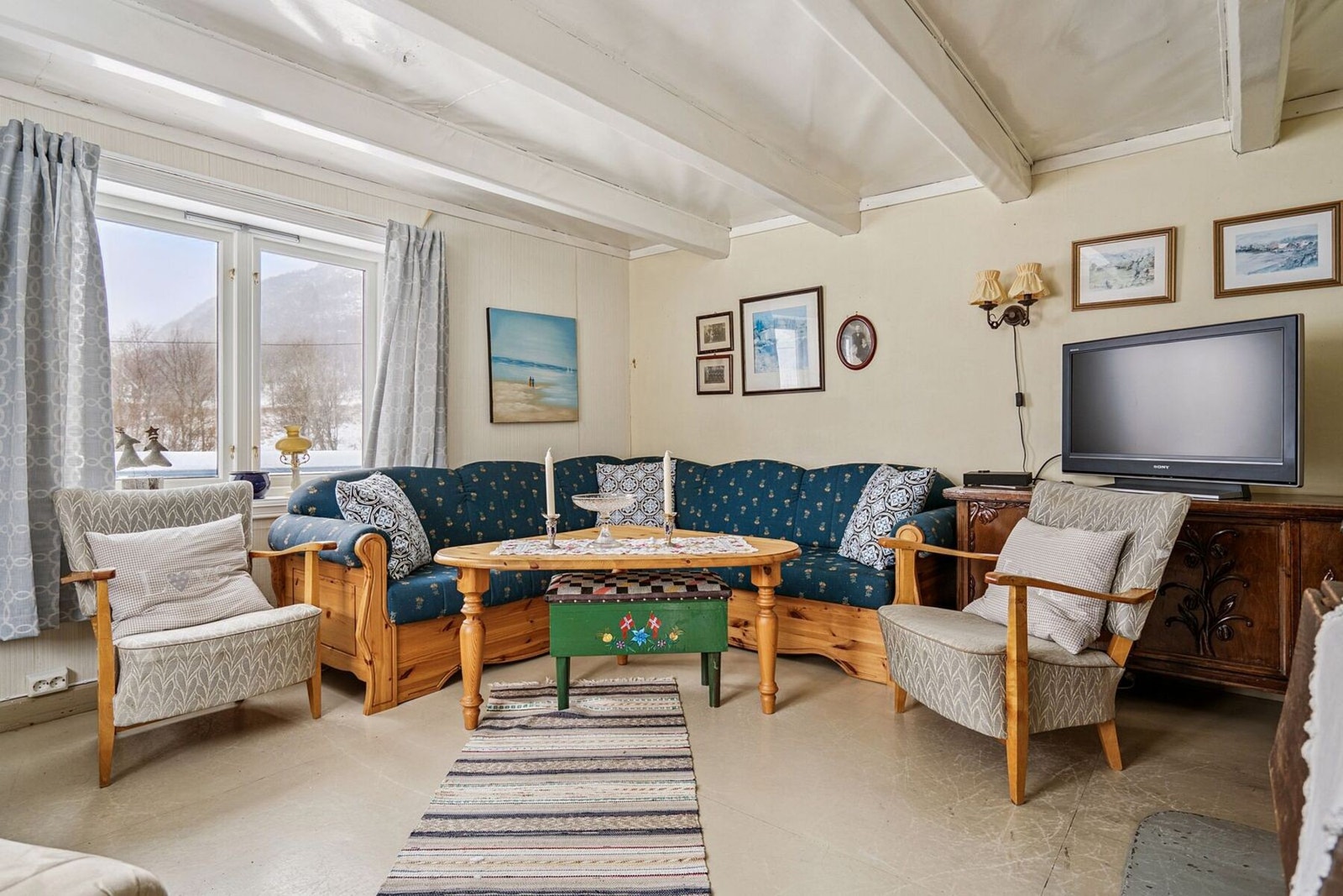 I stua sørger vinduer for godt innslipp av dagslys Galleribilde