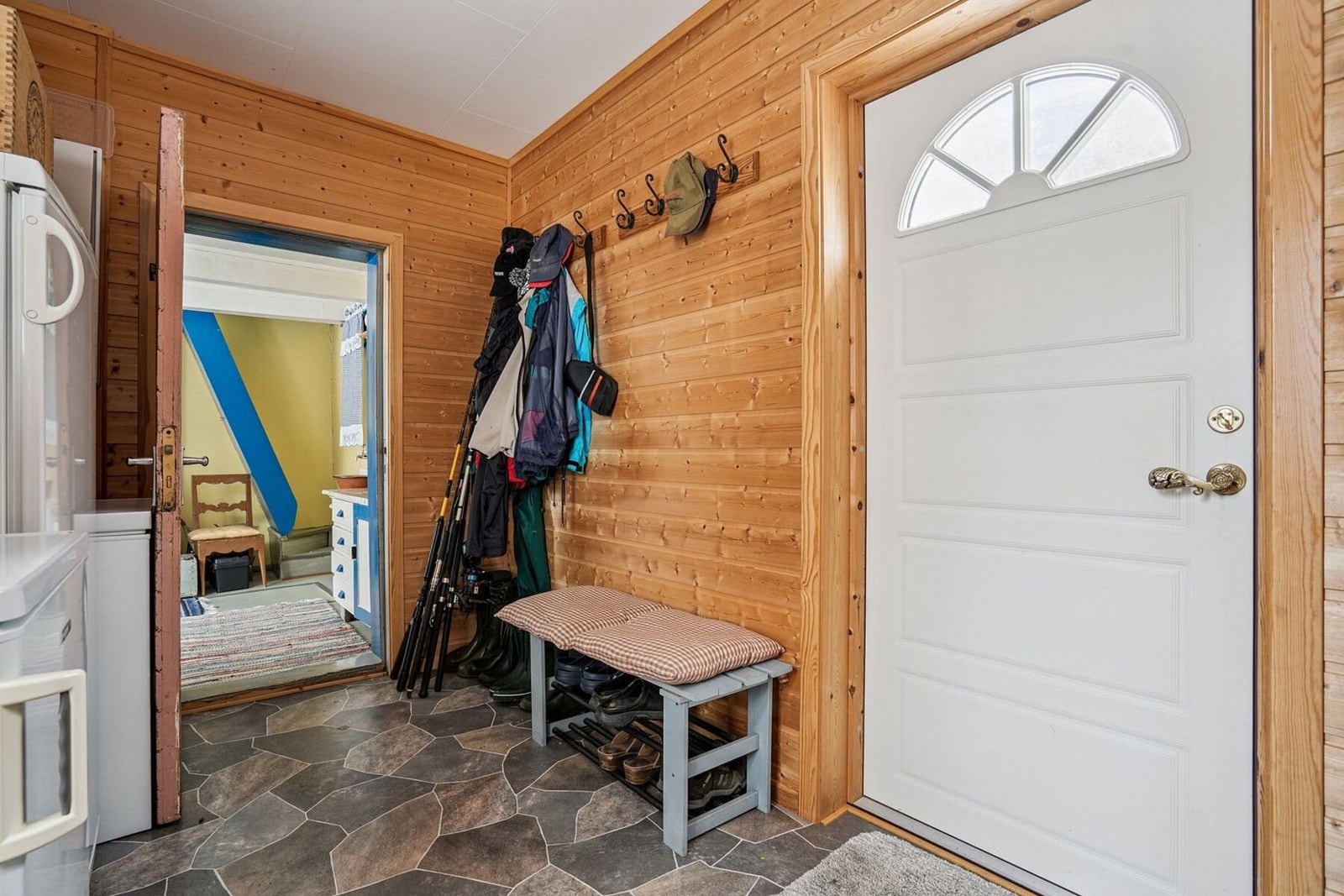 Romslig gang som har god plass til oppbevaring av yttertøy og ekstra møblement Galleribilde