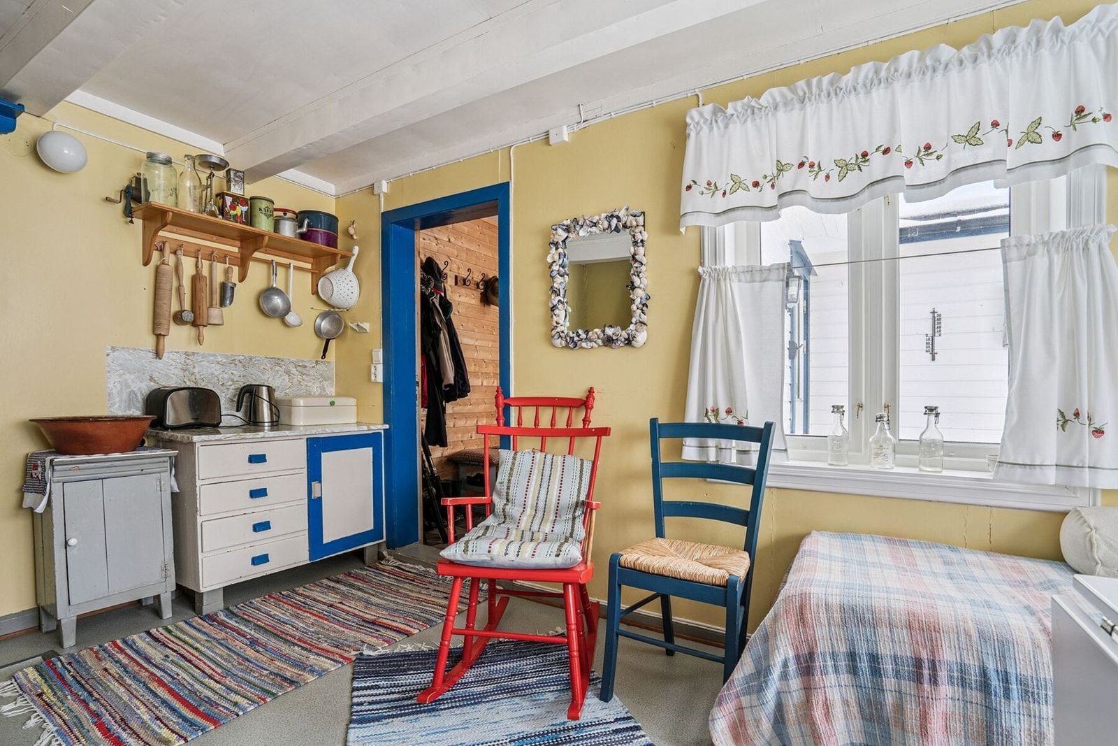 Nå skal vi ta en nærmere titt på den nyere delen av hytta, tilbygg fra 2003 med kjøkken, bad, soverom og gang Galleribilde